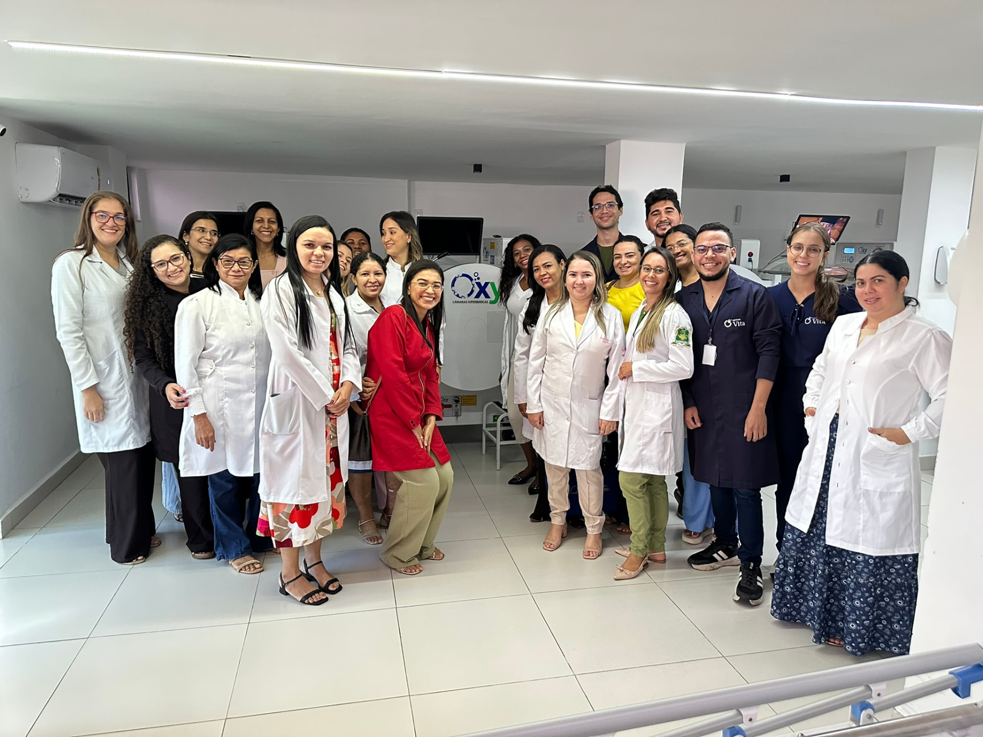 Turma de Dermatologia e Feridas do Instituto Referência reunida em clínica com câmara hiperbárica