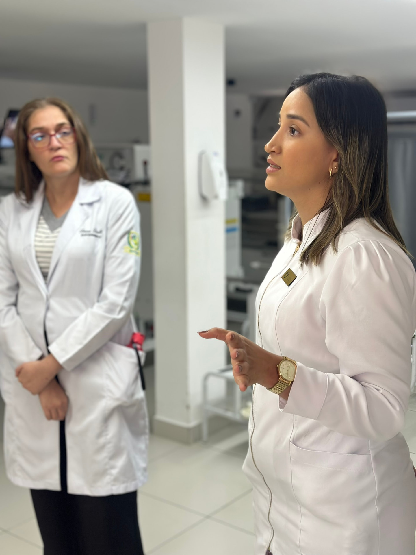Enfermeira apresentando conteúdo clínico sobre cuidado de feridas para a turma