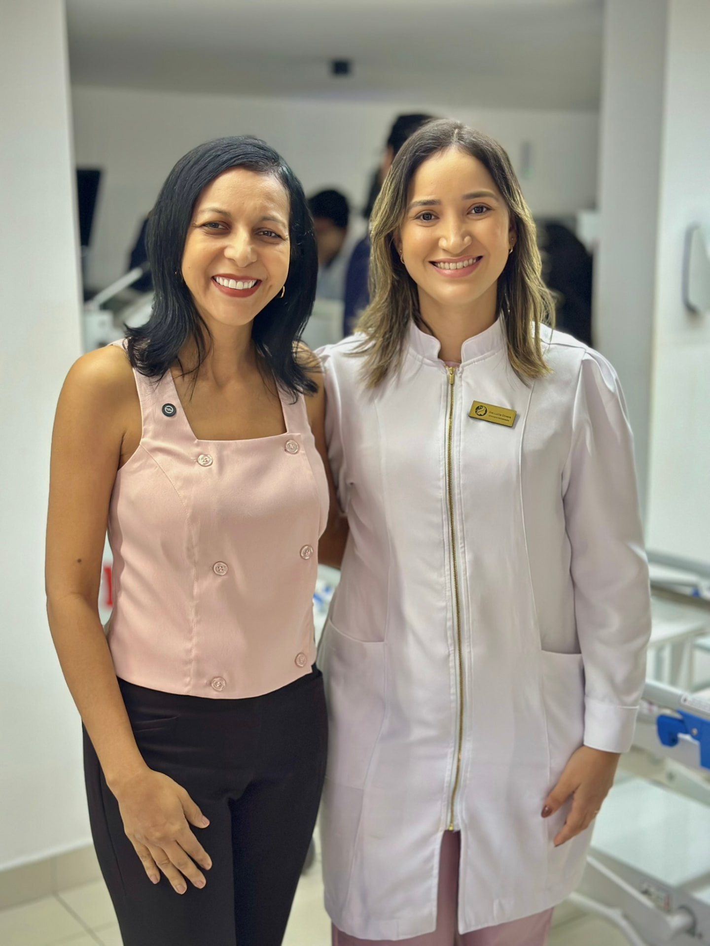 Aluna e enfermeira especialista lado a lado após atividade prática em dermatologia e feridas