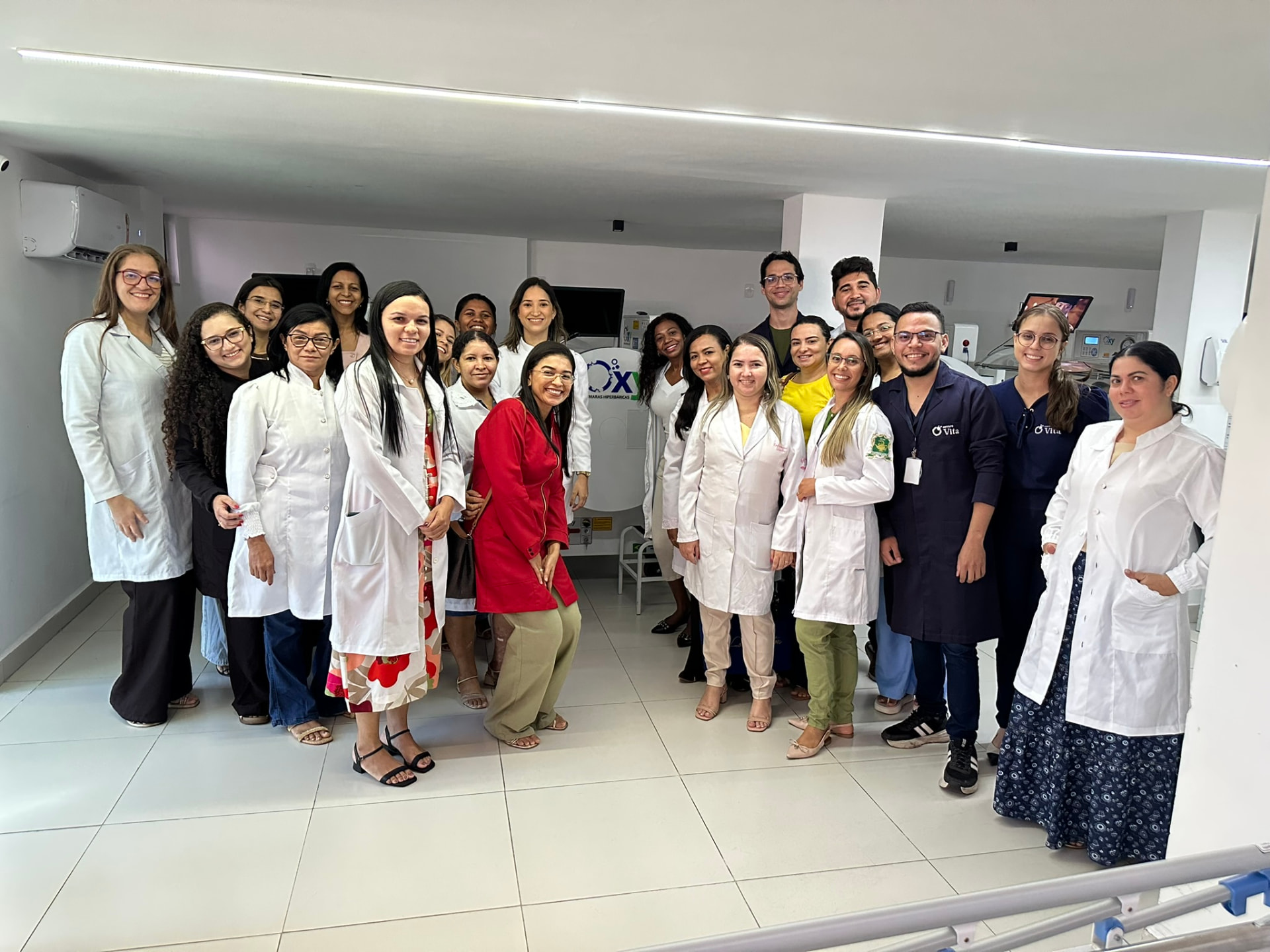 Registro da turma de Dermatologia e Feridas com docentes e equipe da clínica parceira
